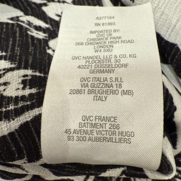 Susan Graver Printed Woven Scarf Top w/Tassel Trim Size 1X Black (Style A377184) - Picture 5 of 5